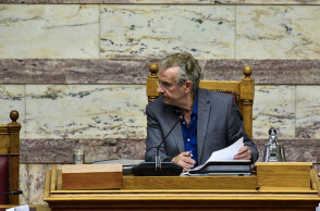 Ο Τάσος Κουράκης στη Βουλή (ΦΩΤΟ ΑΡΧΕΙΟΥ) - Ο πρώην υπουργός και βουλευτής του ΣΥΡΙΖΑ πέθανε από καρκίνο