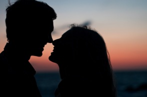 Ένα ζευγάρι ετοιμάζεται να φιληθεί.