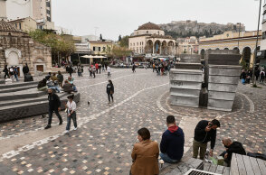 Πολίτες στο Μοναστηράκι (ΦΩΤΟ ΑΡΧΕΙΟΥ) - Τα κρούσματα σήμερα Δευτέρα 11 Οκτωβρίου 2021 ανακοίνωσε ο ΕΟΔΥ
