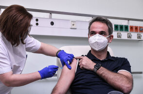 Ο Κυριάκος Μητσοτάκης εμβολιάζεται για κορωνοϊό (ΦΩΤΟ ΑΡΧΕΙΟΥ) - Τρίτη δόση εμβολίου κάνει ο πρωθυπουργός αύριο 12 Οκτωβρίου 2021