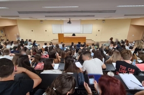 Πρώτη μέρα διδασκαλίας στο αμφιθέατρο της Νομικής Σχολής Αθήνας