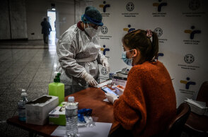 Υγειονομικός του ΕΟΔΥ ετοιμάζει δωρεάν rapid test για κορωνοϊό (ΦΩΤΟ ΑΡΧΕΙΟΥ) - Την Τρίτη 12 Οκτωβρίου 2021 τα κινητά κλιμάκια θα βρίσκονται σε 178 σημεία στην Ελλάδα