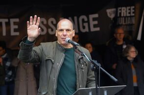 Έκλεψαν το φουσκωτό σκάφος του Γιάνη Βαρουφάκη στην Αίγινα