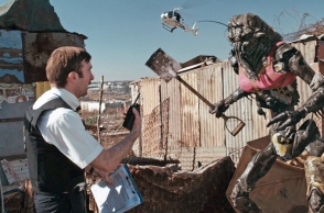 Εξωγήινος που επιτίθεται σε άνθρωπο - σκηνή από την ταινία "District 9"