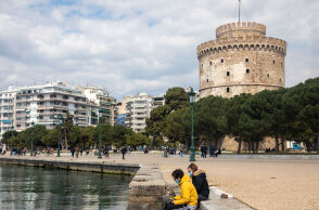 Πολίτες με μάσκα για τον κορωνοϊό στη Θεσσαλονίκη με φόντο τον Λευκό Πύργο (ΦΩΤΟ ΑΡΧΕΙΟΥ) - Αυξητικές τάσεις στα λύματα της πόλης δίνουν οι νέες μετρήσεις του ΕΟΔΥ