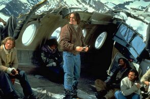 Άνθρωποι σε συντρίμια αεροπλάνου - Σκηνή από την ταινία "Alive"