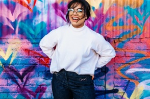 Ένα χαρούμενο κορίτσι ποζάρει.