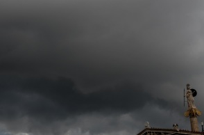 ΣΥΝΝΕΦΑ ΚΑΤΑΙΓΙΔΑΣ ΠΑΝΩ ΑΠΟ ΤΗΝ ΑΘΗΝΑ (ΤΑΤΙΑΝΑ ΜΠΟΛΑΡΗ/ EUROKINISSI)