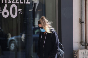 Κοπέλα με μάσκα για τον κορωνοϊό στη Λάρισα (ΦΩΤΟ ΑΡΧΕΙΟΥ) - Πάνω από το 1% ο δείκτης θετικότητας στο νομό