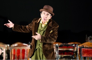 Στιγμιότυπο από την παράσταση «Λουκής Λάρας», με τον τον Μανώλη Μαυροματάκη σε σκηνοθεσία του Λευτέρη Γιοβανίδη.