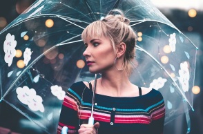 Μια γυναίκα κρατά μια ομπρέλα