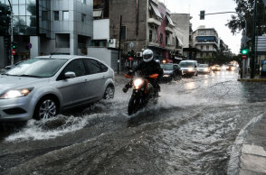 Κακοκαιρία «Μπάλλος»: Δρόμοι... ποτάμια στην Αθήνα - Κλειστά τα σχολεία στην Αττική την Παρασκευή
