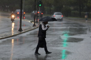 Πολίτης με ομπρέλα στην καταιγίδα - Έντονες βροχές έφερε η κακοκαιρία «Μπάλλος» σε περιοχές στην Αττική