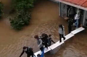 Μαθητές σε πλημμυρισμένο σχολείο στη Νέα Φιλαδέλφεια χρησιμοποιούν μια «γέφυρα» από θρανία