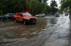 Πλημμυρισμένος δρόμος στον Διόνυσο από την κακοκαιρία «Μπάλλος»