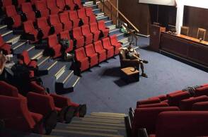 Από τις πρόβες της παράστασης «Κοιμήσου γλυκό μου παιδάκι» του Γιον Φόσσε που ανεβαίνει στο Θέατρο του 401 Στρατιωτικού Νοσοκομείου