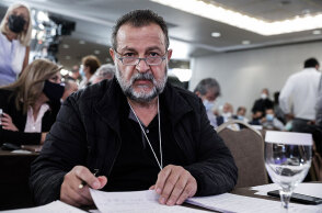 Ο Βασίλης Κεγκέρογλου έθεσε υποψηφιότητα για την προεδρία του ΚΙΝΑΛ