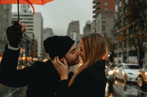 Ένα ζευγάρι φιλιέται στην βροχή. 