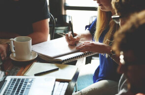 Εργαζόμενοι (ΦΩΤΟ ΑΡΧΕΙΟΥ) - Η συζήτηση «ΛΟΑΤΚΙ+ και Εργασία» πραγματοποιείται την Τετάρτη 20 Οκτωβρίου 2021