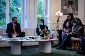 ΣΥΝΑΝΤΗΣΗ ΤΟΥ ΠΡΩΘΥΠΟΥΡΓΟΥ ΚΥΡΙΑΚΟΥ ΜΗΤΣΟΤΑΚΗ ΜΕ ΓΥΝΑΙΚΕΣ ΒΟΥΛΕΥΤΕΣ, ΔΙΚΑΣΤΕΣ ΚΑΙ ΔΙΚΗΓΟΡΟΥΣ ΑΠΟ ΤΟ ΑΦΓΑΝΙΣΤΑΝ (ΒΑΣΙΛΗΣ ΡΕΜΠΑΠΗΣ / EUROKINISSI)