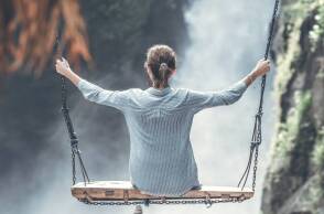 Γυναίκα κάνει κούνια ανάμεσα σε καταρράκτες