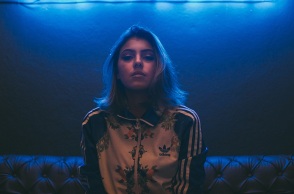 Ένα κορίτσι ποζάρει.