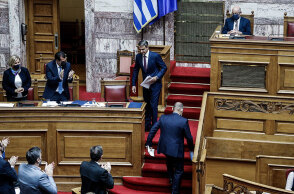 Ο πρωθυπουργός Κυριάκος Μητσοτάκης στη Βουλή απάντησε σε επίκαιρη ερώτηση του Αλέξη Τσίπρα για την πανδημία κορωνοϊού