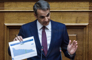 Ο πρωθυπουργός Κυριάκος Μητσοτάκης παρουσιάζει στοιχεία για την πανδημία κορωνοϊού και τους θανάτους στην Ελλάδα, απαντώντας σε επίκαιρη ερώτηση του Αλέξη Τσίπρα στη Βουλή