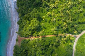 Φωτογραφία από drone που απεικονίζει μια θάλασσα. 