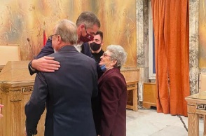 Ο Μπακογιάννης πάντρεψε στο δημαρχείο ένα ζευγάρι 87 και 85 ετών