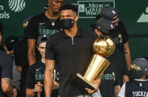 Ο Γιάννης Αντετοκούνμπο με το τρόπαιο του ΝΒΑ