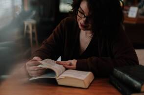 Βιβλιοπαρουσιάσεις: Ξεφυλλίζουμε 5 βιβλία ψυχολογίας και επιστήμης και προτείνουμε ιδέες και τίτλους.