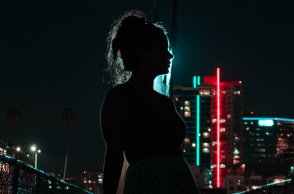 Ενα κορίτσι το βράδυ.