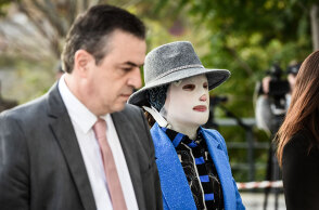 Η Ιωάννα Παλιοσπύρου με την ειδική μάσκα για τα τραύματά της προσέρχεται στη δίκη για την επίθεση με βιτριόλι