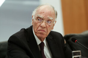 Ο Βασίλης Λεβέντης νοσηλεύεται με κορωνοϊό στο νοσοκομείο «Ευαγγελισμός», όπου και παραμένει στη Μονάδα Εντατικής Θεραπείας (ΜΕΘ)