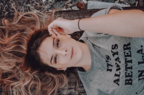 Γυναίκα ξαπλωμένη στο έδαφος