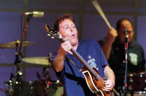 Ο Sir Paul McCartney παίζει κατά τη διάρκεια του "Concert for New York City" στη Madison Square Garden στις 20 Οκτωβρίου 2001