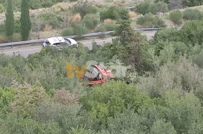Λιβαδειά: Φορτηγό έπεσε σε γκρεμό 60 μέτρων – Ένας νεκρός και ένας τραυματίας 