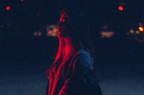 Ένα κορίτσι ποζάρει