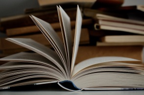 Ένα ανοιχτό βιβλίο. 