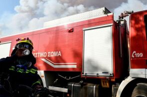 φωτιά τώρα σε μάντρα αυτοκινήτων στο Μαρούσι 