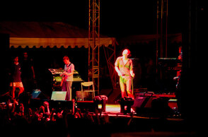 Στιγμιότυπο από την πρώτη συναυλία των Pulp στην Ελλάδα το 1998