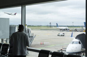 Το αεροδρόμιο JFK στη Νέα Υόρκη - Παύουν να ισχύουν στις ΗΠΑ τα περισσότερα περιοριστικά μέτρα στα ταξίδια από το εξωτερικό