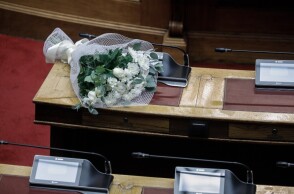 Εικόνες από το έδρανο της Φώφης Γεννηματά με τα λουλούδια σε ένδειξη πένθους