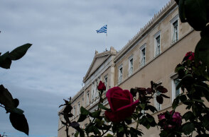 Μεσίστια η ελληνική σημαία στη Βουλή για τη Φώφη Γεννηματά που πέθανε σε ηλικία 56 ετών