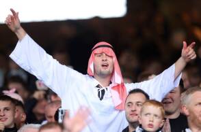 Φίλαθλος της Newcastle United ντυμένος Σαουδάραβας στον αγώνα με την Crystal Palace