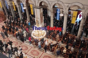 Βγάζουν τις μάσκες για να φιλήσουν την εικόνα του Αγίου Δημητρίου στη Θεσσαλονίκη