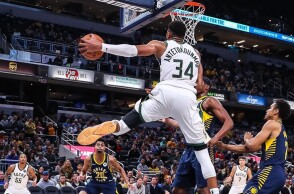 Ο Γιάννης Αντετοκούνμπο κόντρα στους Πέισερς