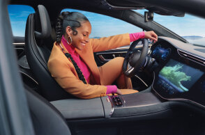 Μελαμψή γυναίκα σε αυτοκίνητο