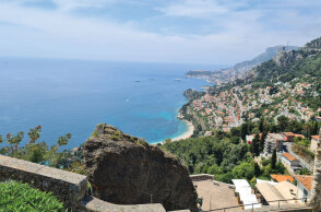 Η θέα από το κάστρο στο Roquebrune-Cap-Martin, στο βάθος φαίνεται το Μονακό